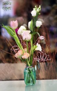 Kis váza 7 szál tavaszias virággal, kézzel készített drótvirágokkal