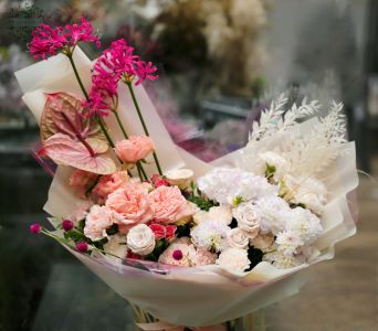 Light pink crescent moon bouquet (45 stems)