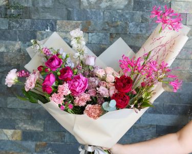 Crescent moon bouquet with small flowers and english roses (30 stems)