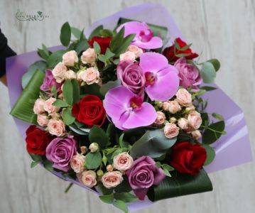 Kerek csokor orchideával, rózsával, lila, vörös , rózsaszín (18 szál)