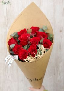 Vörös rózsák kraft papír tölcsérben, sóvirággal