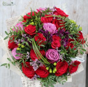 Rote Rose Bouquet mit lila Blüten