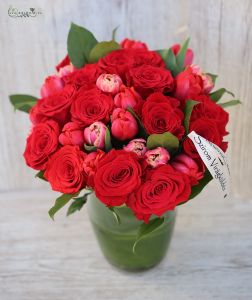 Vörös rózsa, rózsaszín tulipán csokor vázában 15+15 szál