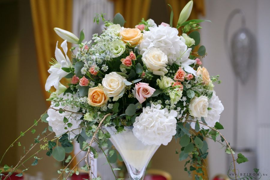 Esküvői magas asztaldísz, Gerbeaud ház átrium terem (hortenzia, rózsa,  liziantusz, liliom, fehér, rózsaszín, barack ) 