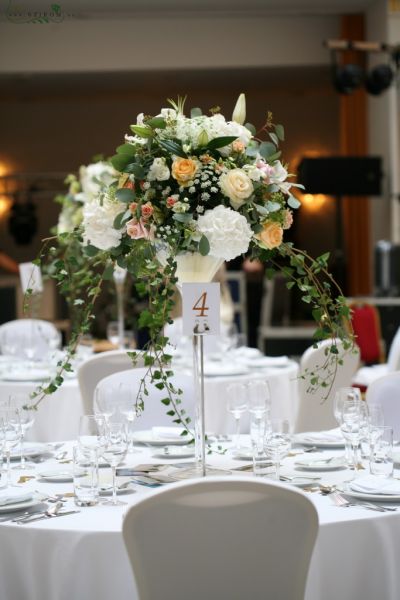 Esküvői magas asztaldísz Gerbeaud ház átrium terem (hortenzia, rózsa,  liziantusz, liliom,  fehér, rózsaszín, barack ) 