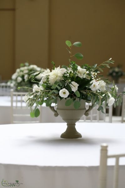 Esküvői asztaldísz rusztikus kő serlegben,  Vajdahunyad Vár Lovas terem (liziantusz, dália, alstromelia, fehér )