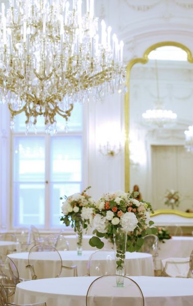 Esküvői asztaldísz magas vázában, Festetics palota Budapest (hortenzia, rózsa, bokros rózsa, szegfű, alstromelia, dália, fehér, rózsaszín) 