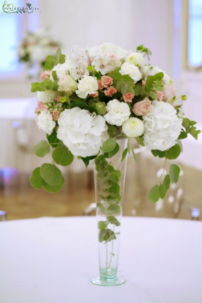 Esküvői asztaldísz magas vázában, Festetics palota Budapest (hortenzia, rózsa, bokros rózsa, szegfű, alstromelia, dália, fehér, rózsaszín) 