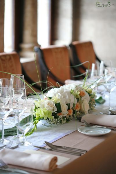 Esküvői hosszú asztaldísz, Halászbástya Étterem Budapest (hortenzia, rózsa, bokros rózsa, kardvirág, rezgő, fehér, zöld, barack ) 