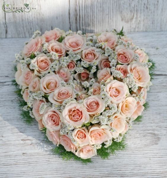 Asztaldísz szív ( rózsa, sóvirág, barack, fehér), esküvő