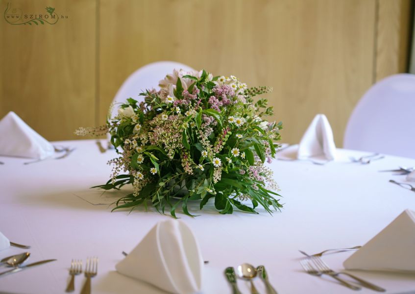 Asztaldísz (nyár vége) (alstrmelia, sedum, kamilla,sóvirág, fehér, rózsaszín), esküvő