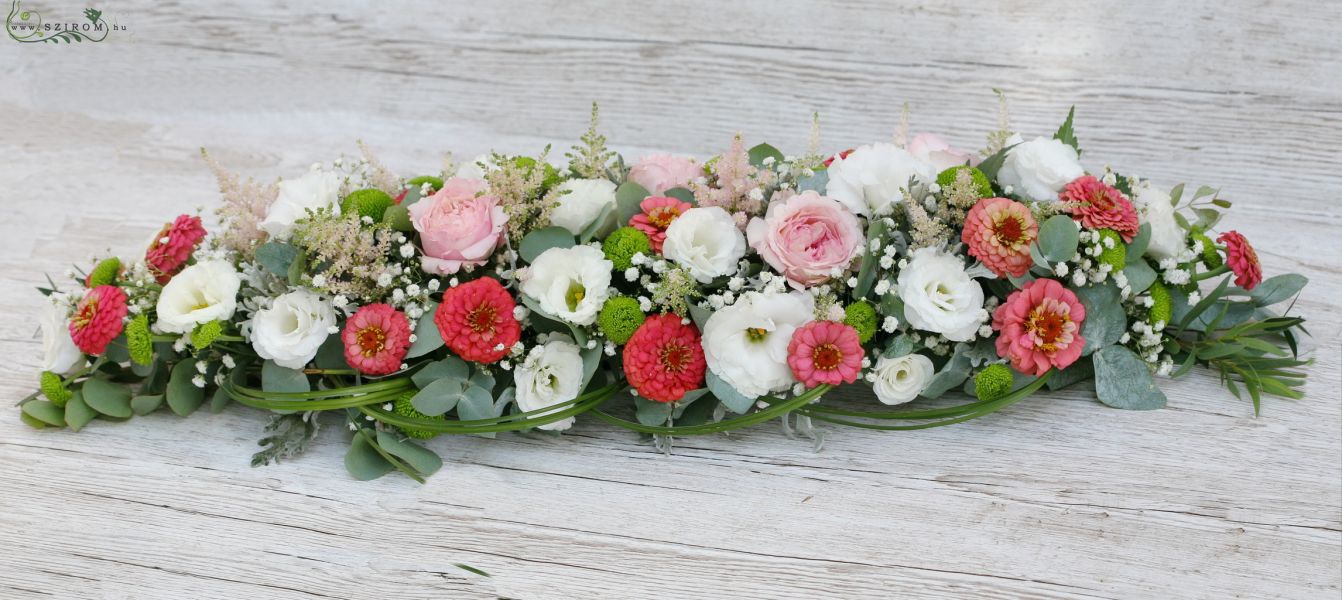 Főasztaldísz Mókus Budapest (angol rózsa, liziantusz, krizantém, rézvirág, fehér, barack, rózsaszín, zöld), esküvő