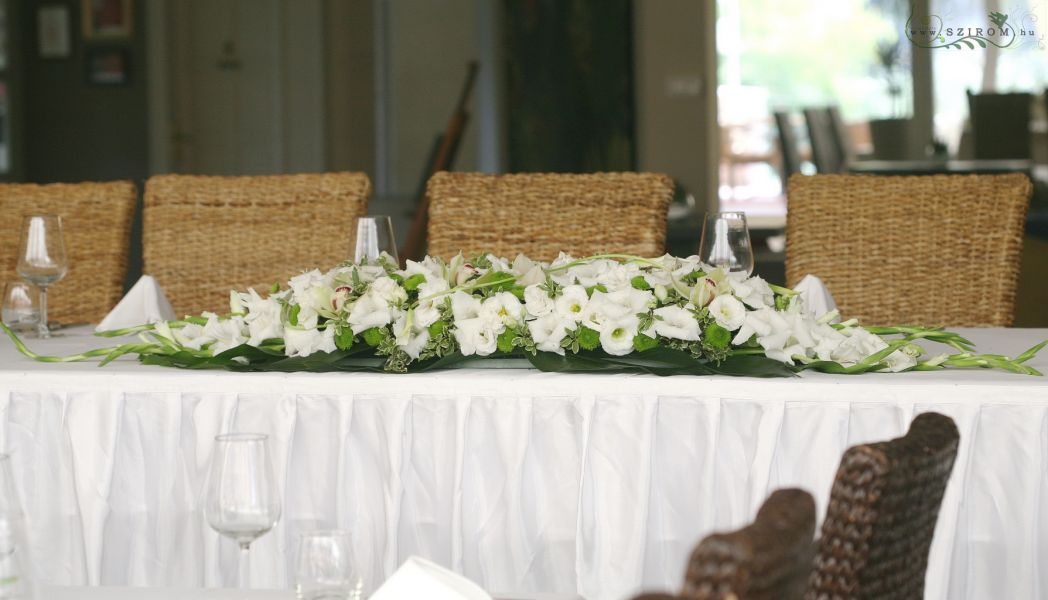 Főasztaldísz Hemingway étterem (orchidea, kardvirág, kála, gomb krizantém, fehér, zöld ), esküvő