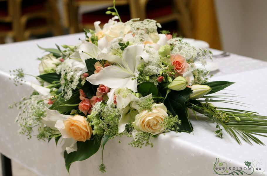 Főasztaldísz Gerbeaud Átrium (liliom, rózsa, liziantusz, fehér, barack), esküvő