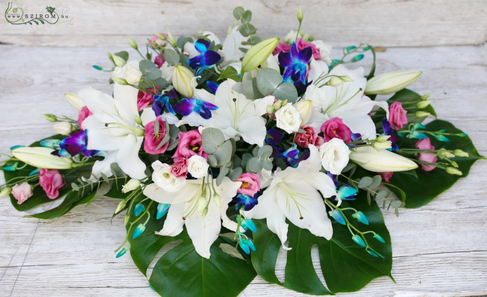 Főasztaldísz (liliom, liziantusz, dendrobium, fehér, kék, rózsaszín), esküvő