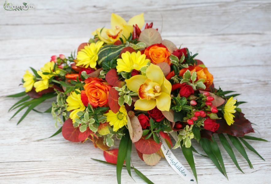 Főasztaldísz (orchidea, rózsa, bokros rózsa, hypericum, krizantém, sárga, narancs, esküvő