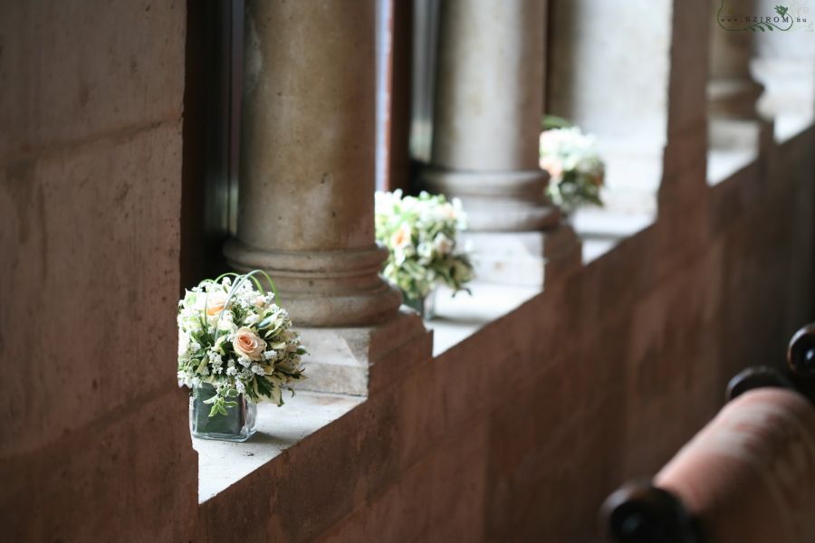 Ablak párkány dísz , Halászbástya (rózsa, sóvirág fehér, barack), esküvő