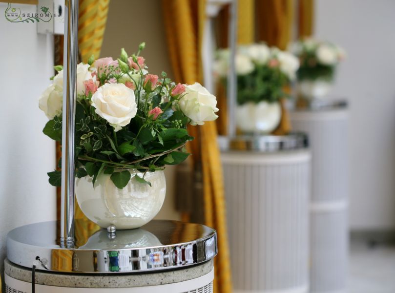 Pult dísz Gerbeaud Átrium (rózsa, bokros rózsa, liziantusz, fehér, barack, rózsaszín), esküvő
