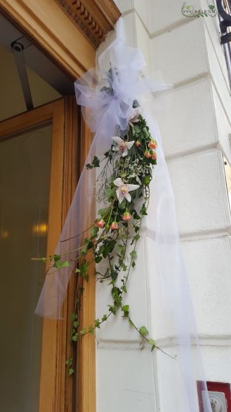 Kapu díszítés Gerbeaud ( rózsa, orchidea, borostyán, fehér, barack), esküvő
