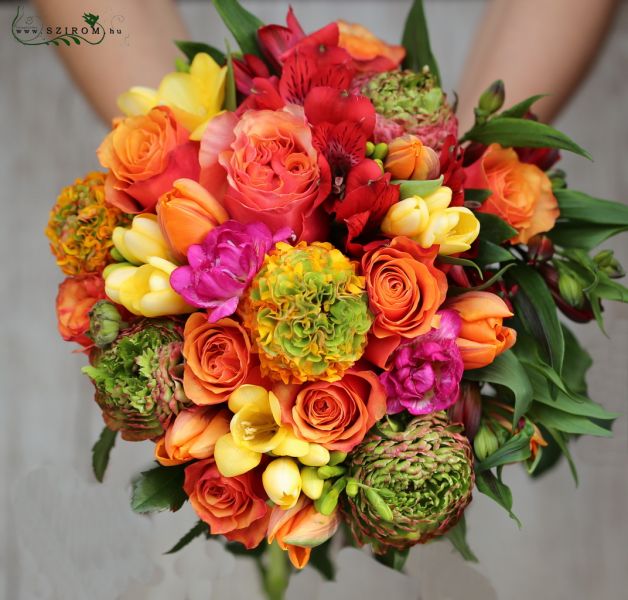 Menyasszonyi csokor narancsos tavaszi virágokkal (frézia, tulipán, rózsa, boglárka, alstroméria)