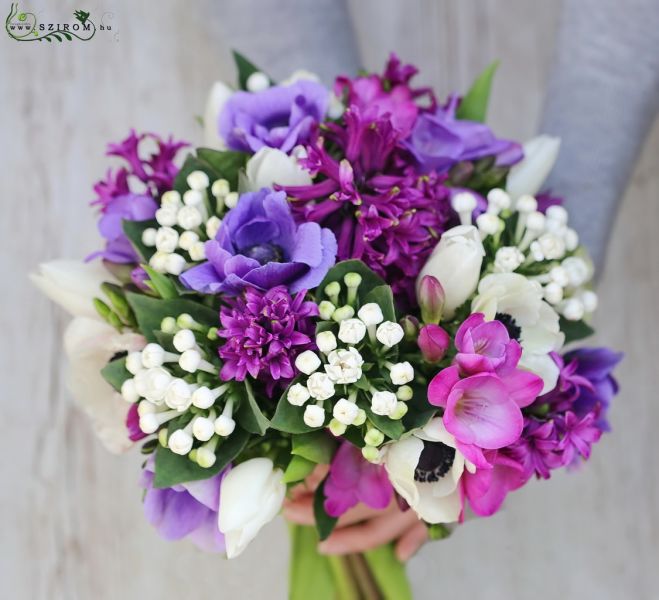 Menyasszonyi csokor lila tavaszi virágokkal (tulipán, frézia, anemone, bouvardia, jácint)