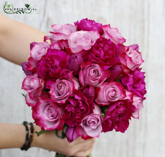 Menyasszonyi csokor lila szegfűvel, rózsával