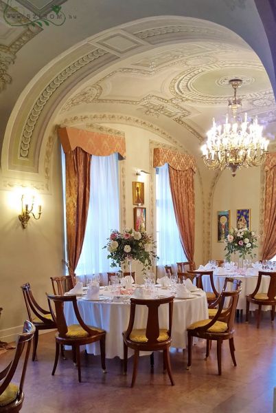 Magas vázás asztaldísz, St George Hotel Budapest, (rózsa, liziantusz, alstroméria, wax, lila, rózsaszín, krém), esküvő