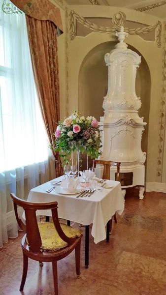Magas vázás asztaldísz, St George Hotel Budapest, (rózsa, liziantusz, alstroméria, wax, lila, rózsaszín, krém), esküvő