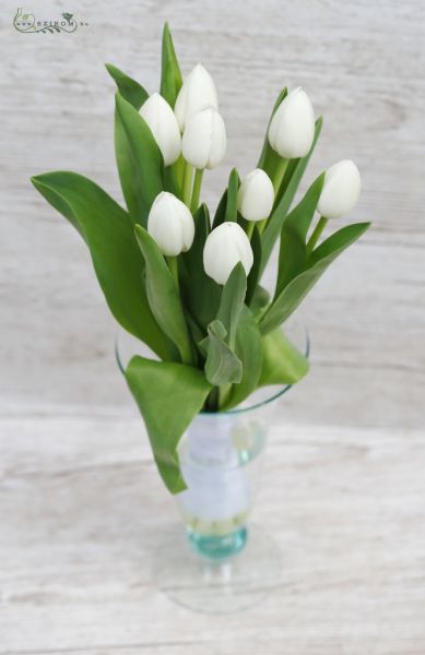 Esküvői asztaldísz fehér tulipán vázával
