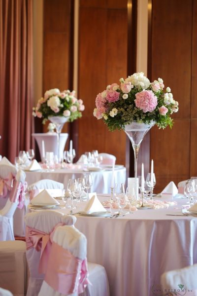 Esküvői magas asztaldísz, Gellért Hotel Budapest (hortenizia, rózsa, peónia, liziantusz , angol rózsa, rózsaszín, fehér)