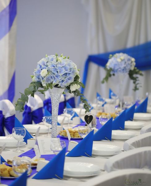 Esküvői asztaldísz kék hortenziával rózsával