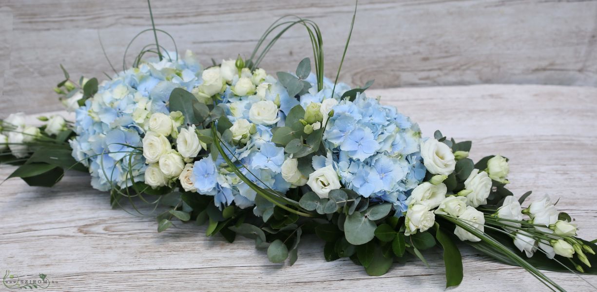 Főasztaldísz (kék hortenzia, fehér rózsa, liziantusz), esküvő