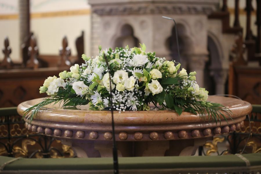Oltárdísz (fehér liziantusz, krizi, zöld orchidea) Szilágyi Dezső tér, esküvő