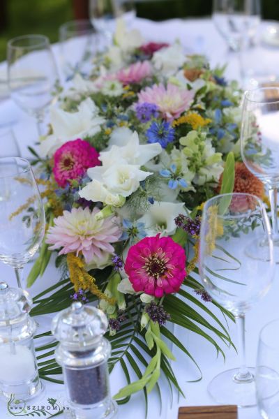 Hosszúkás asztaldísz (dália, zinnia, kardvirág, mezei virágok, fehér, rózsaszín, kék) Émile étterem