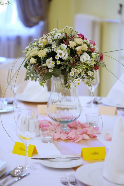Asztaldísz vázával, rózsa szirmokkal (liziantusz, bokros rózsa, kamilla, fehér, krém, lila) Ádám villa Budapest