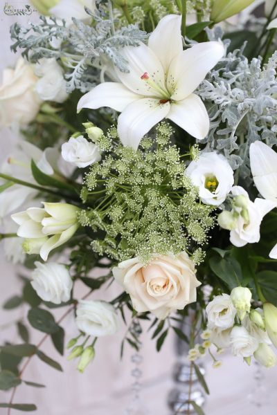 Asztaldísz ezüst lábon (ázsiai liliom, rózsa, liziantusz, mezei virágok, fehér)