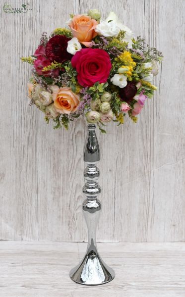 Asztaldísz ezüst lábon (rózsa, angol rózsa, boglárka, frézia, mezei virágok, barack, pink, bordó, fehér, sárga)