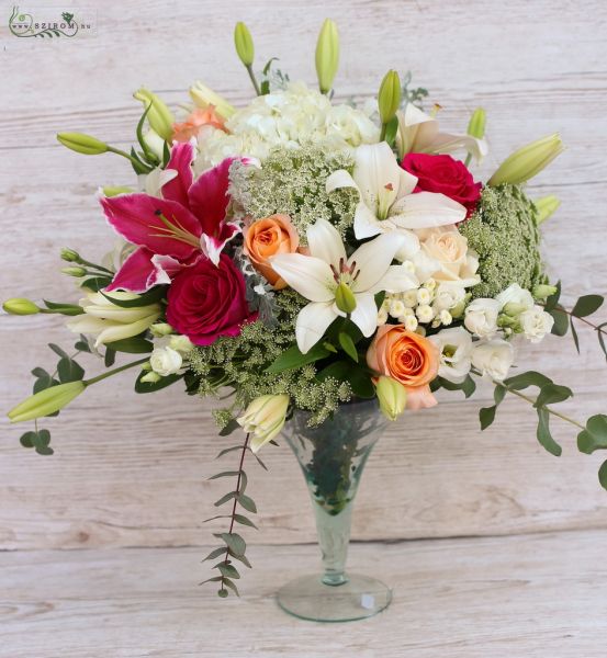 Asztaldísz kehely vázában (liliom, rózsa, hortenzia, liziantusz, mezei virágok, fehér, pink, barack)