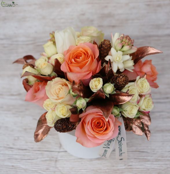 Asztaldísz kerámiában, bronz levelekkel (rózsa, bokros rózsa, tubarózsa, barack, fehér)