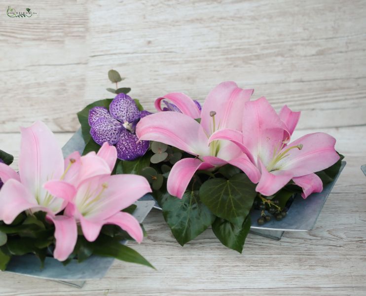 Asztaldísz fém tálban, rózsaszín liliommal, lila vanda orchideával