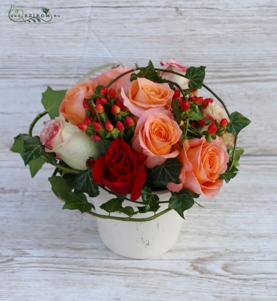 Őszies asztaldísz kerámiában (rózsa, hypericum bogyó, narancs, vörös)