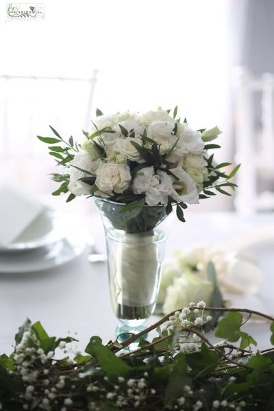 Menyasszonyi csokor (liziantusz, bokros rózsa, szegfű, fehér)