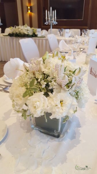 Esküvői asztaldísz üvegkockában (phalaenopsis orhidea, liziantusz, inkaliliom, fehér)