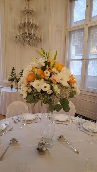 Magas esküvői asztaldísz, Festetics Palota Budapest (kardvirág, liliom, mezei virágok, barack, fehér)