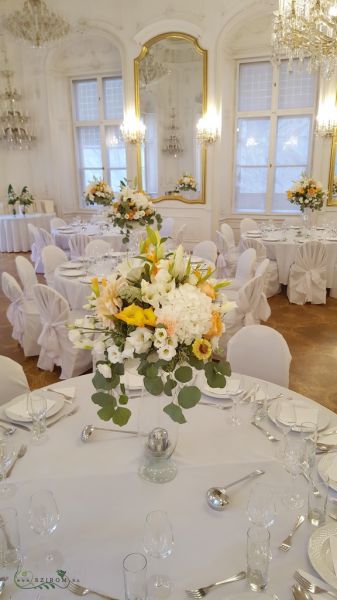 Magas esküvői asztaldísz, Festetics Palota Budapest (kardvirág, hortenzia, liliom, mezei virágok, barack, fehér)