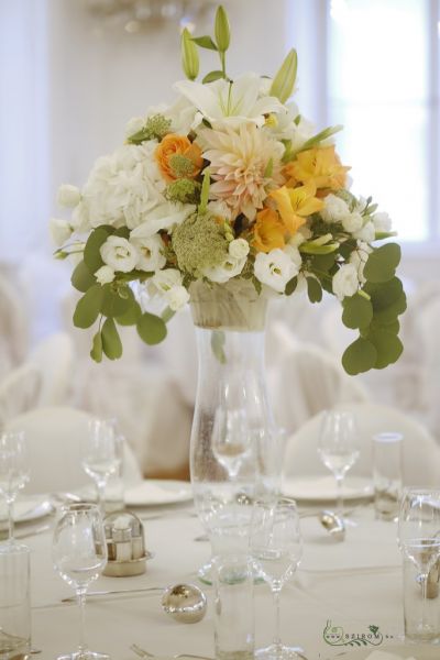 Magas esküvői asztaldísz, Festetics Palota Budapest (kardvirág, liliom, mezei virágok, barack, fehér)