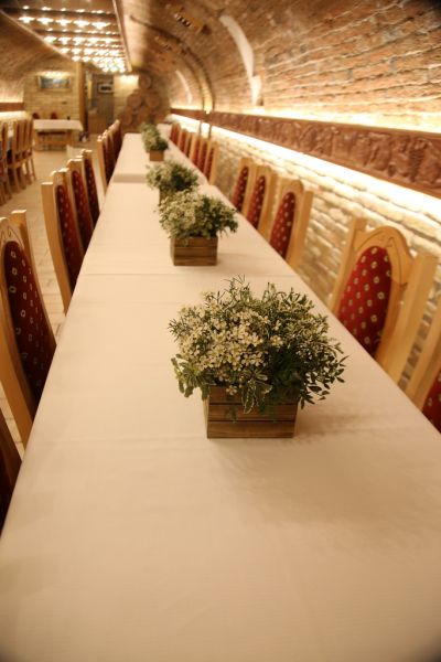 Esküvői asztaldísz fa kockában, Csalánosi Csárda Budapest (mezei virágok, krém, zöld)