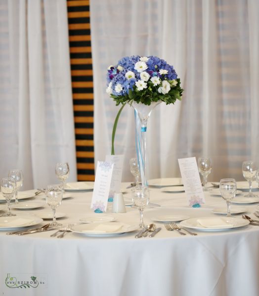 Esküvői magas asztaldísz Barabás Villa (hortenzia, kék, fehér)
