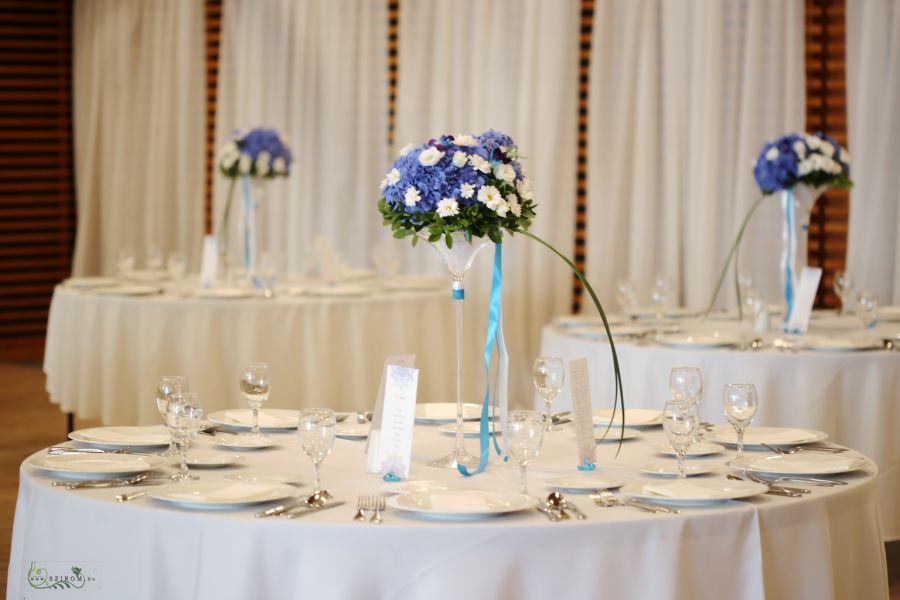 Esküvői magas asztaldísz  Barabás Villa  (hortenzia, kék, fehér)