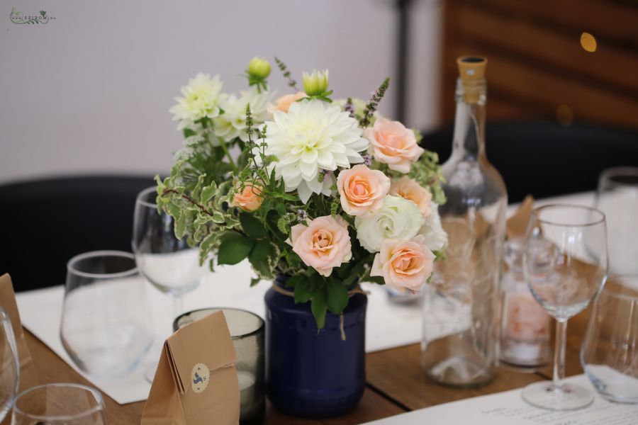 Esküvői asztaldísz befőttes üvegben, A KERT Bisztró Budapest (bokros rózsa, dália, mezei virágok, barack, fehér, kék)